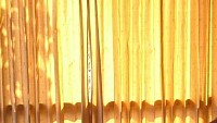 Le soleil à travers les rideaux de l'une des salles de classe